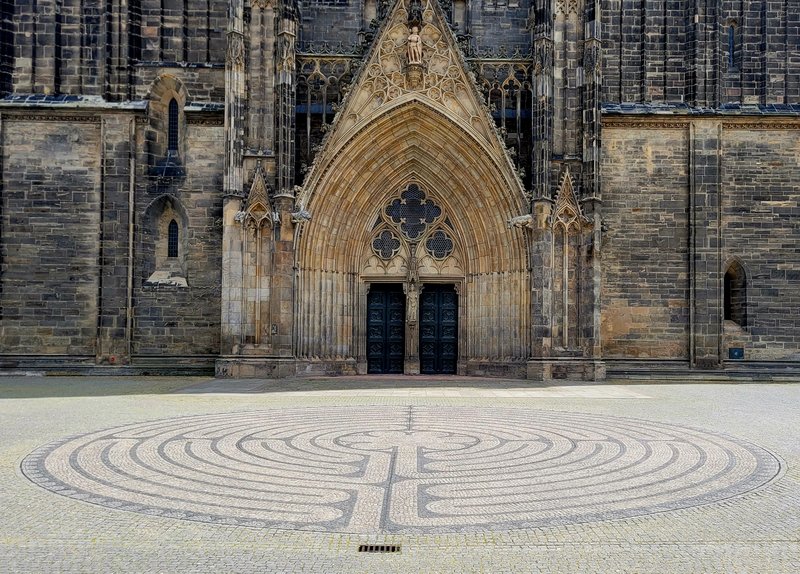 Labyrinth im Pflaster vor dem Portal des Magdeburger Doms