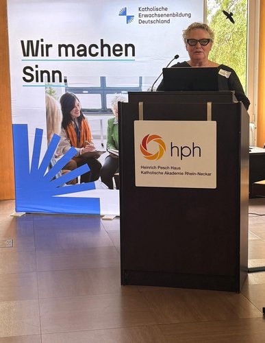 Vorsitzende der KEB Deutschland am Redepult